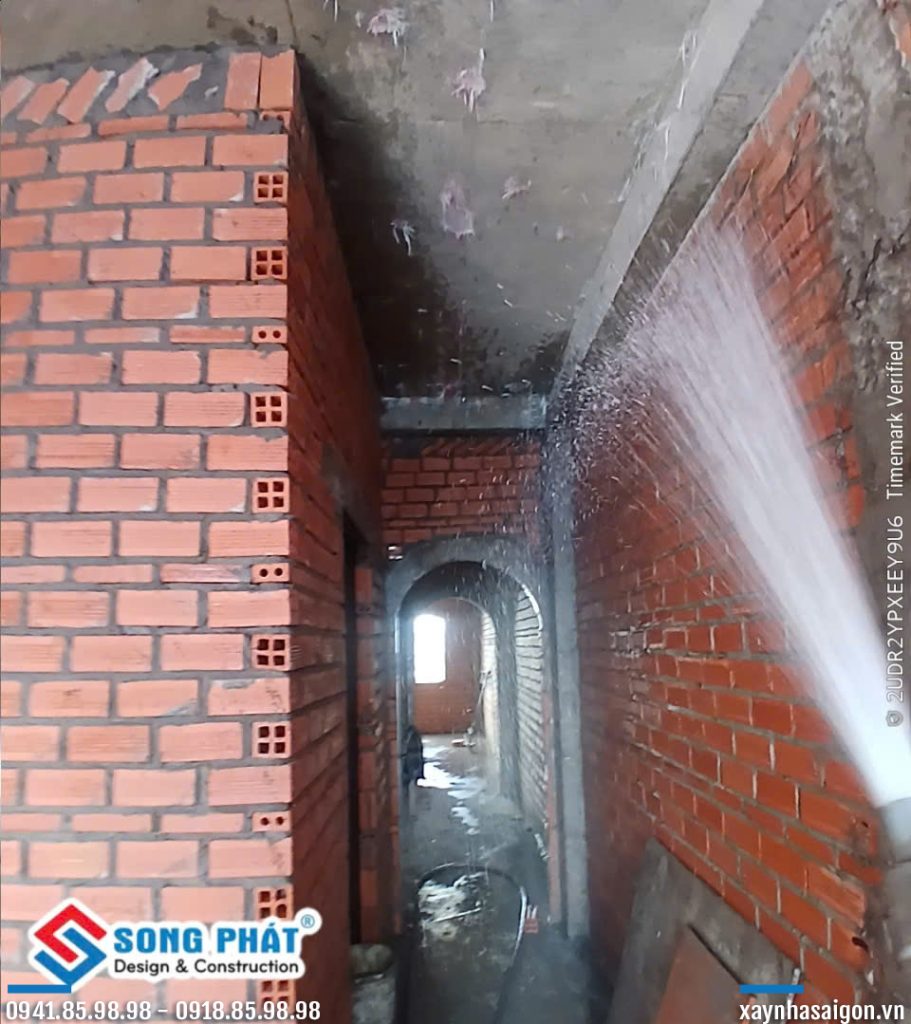 Công tác tưới tường trước khi tô trát.
