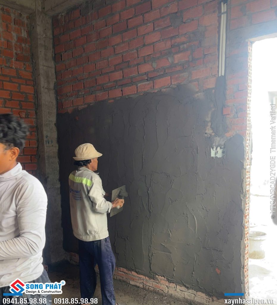 25/06 tô tường lầu 1.