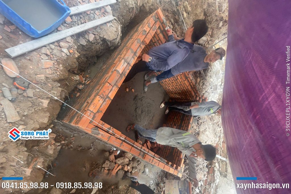 25/06 thi công xây hầm tự hoại.