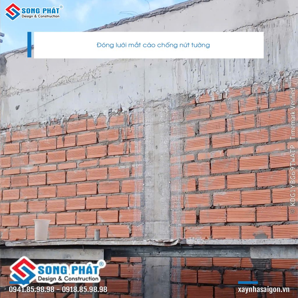 Công tác đóng lưới móc cáo trước khi tô tường.
