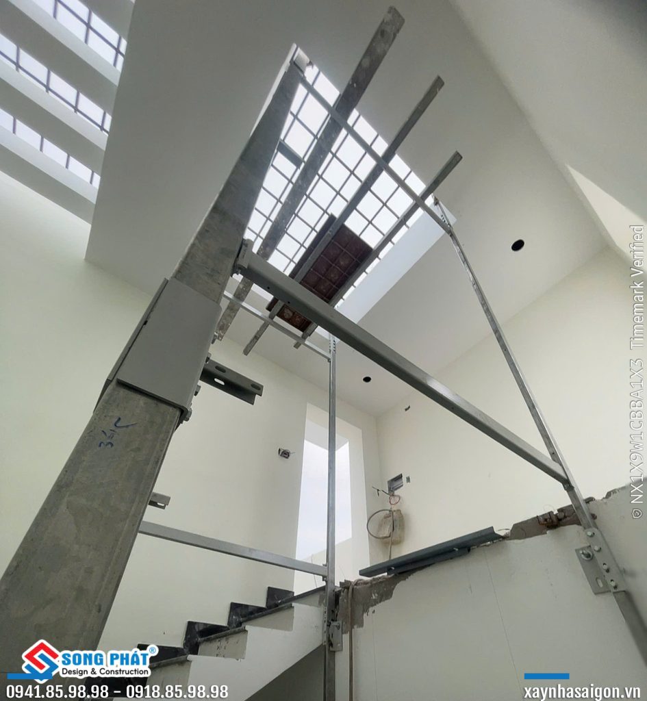 26/06 thi công lắp dựng khung thang máy.