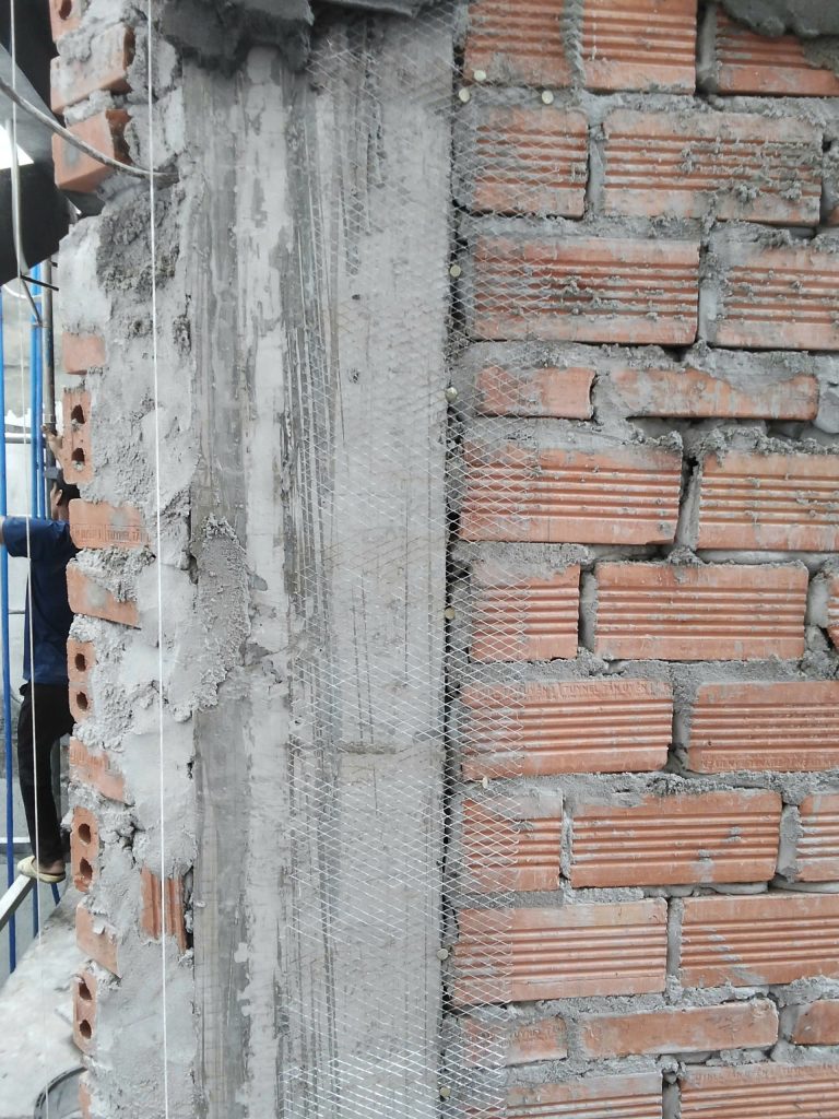 Công tác đóng lưới móc cáo trước khi xây tô tường.