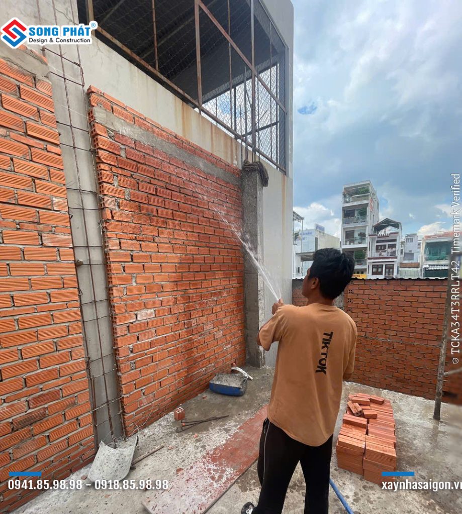Công tác tưới nước cho tường.