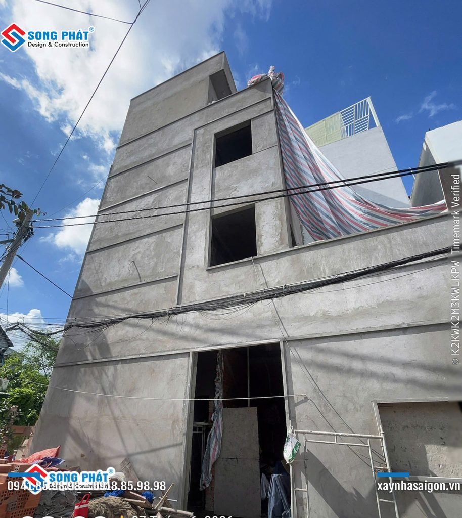 29/06 tô tường trệt, bắt cạnh cửa mặt tiền.