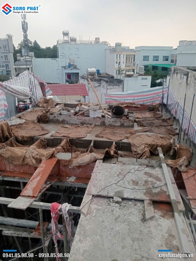 Bao che, tưới ẩm bảo dưỡng bê tông sàn 