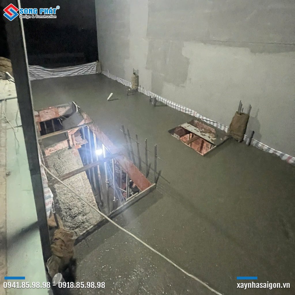 Hoàn thiện đổ bê tông sàn lầu 1
