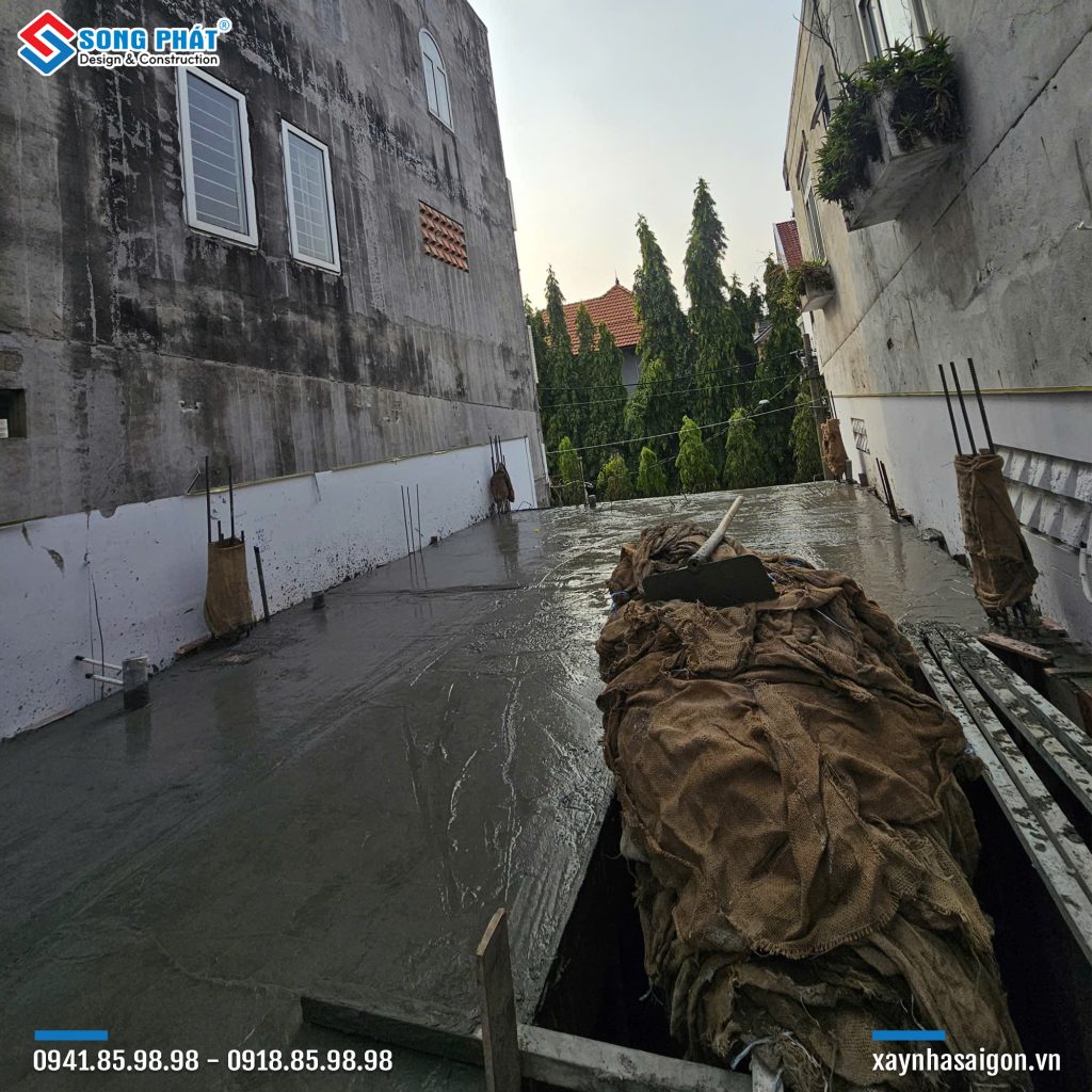 Đổ bê tông sàn lầu 1