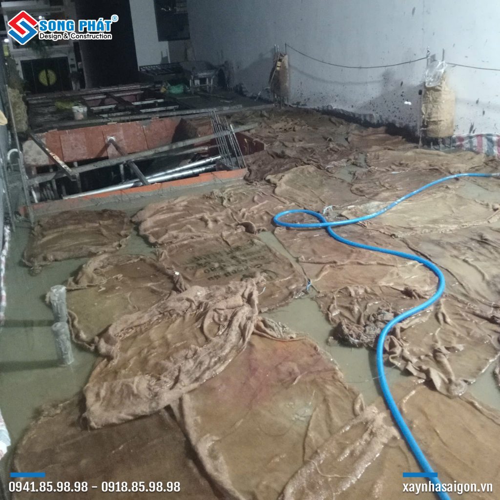 Bao che, tưới ẩm, bảo dưỡng bê tông sàn 