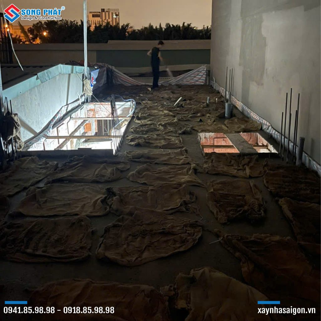 Bao che, tưới ẩm bảo dưỡng bê tông sàn 