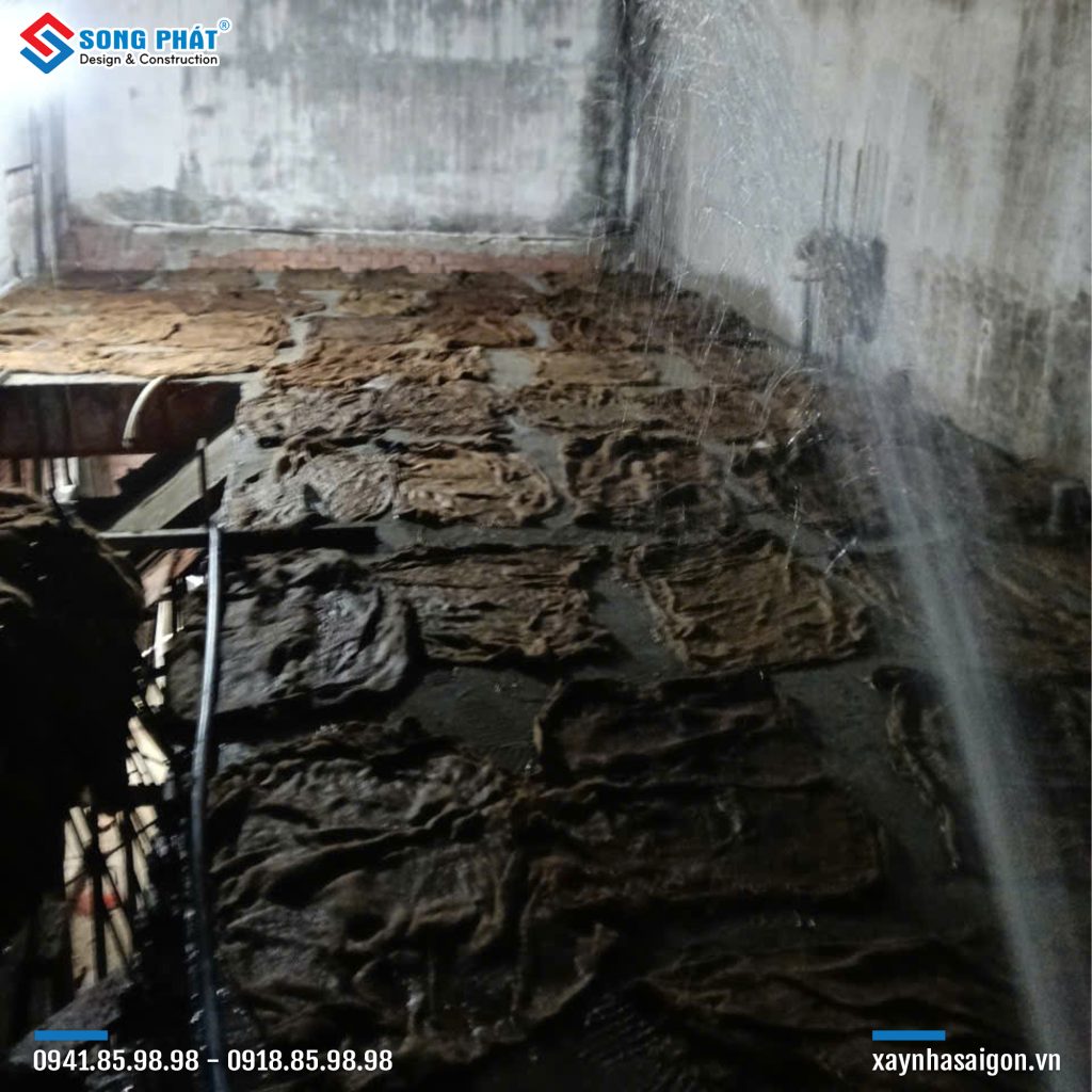 Bao che, tưới ẩm bảo dưỡng bê tông sàn 