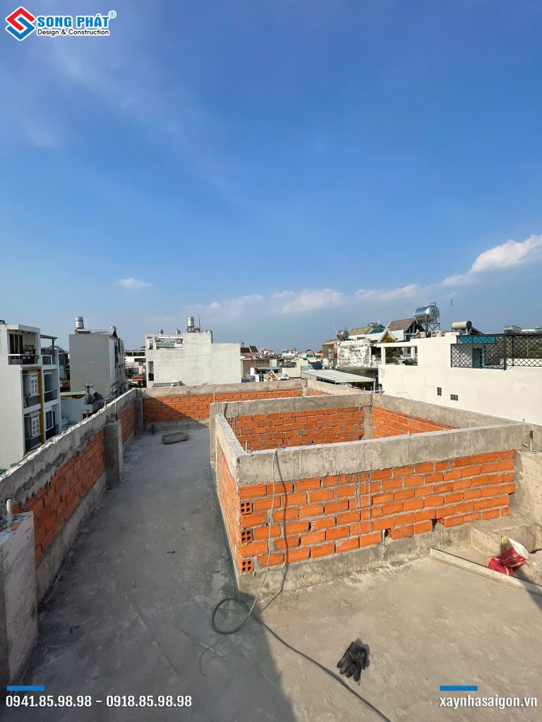 04/03 Xây tường bao mái