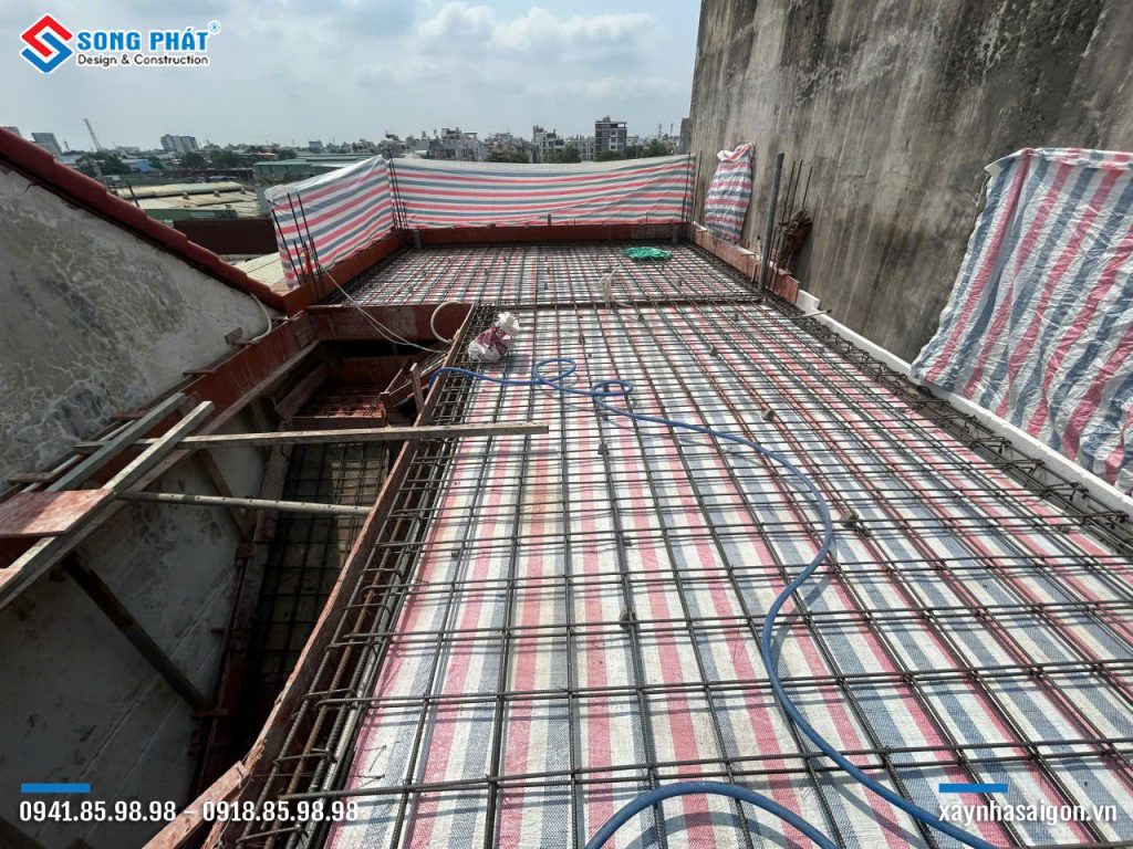 10/04 Hoàn thiện đi thép sàn sân thượng