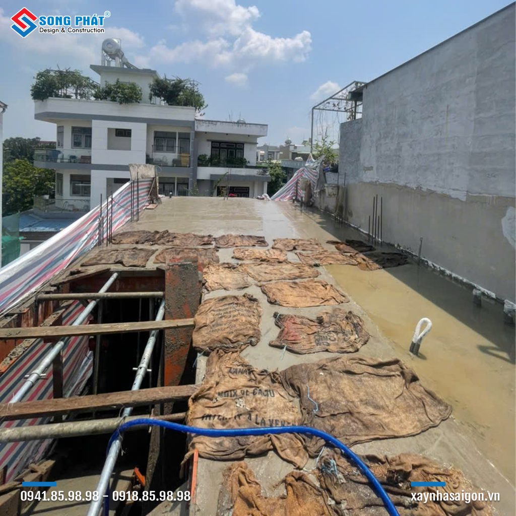 30/03 Hoàn thiện đổ bê tông sàn lầu 2