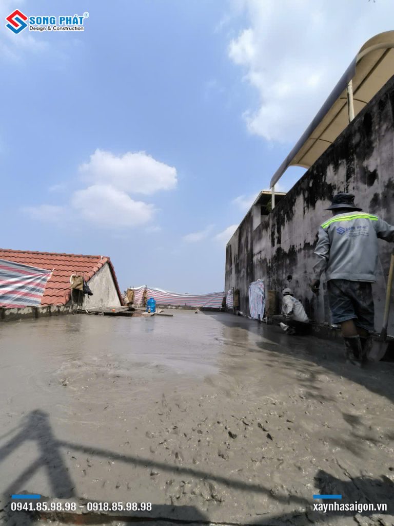 Triển khai đổ bê tông sàn sân thượng