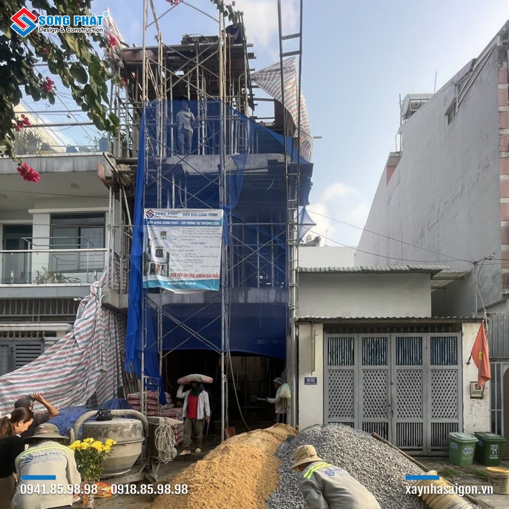 Mặt tiền nhà đang thi công