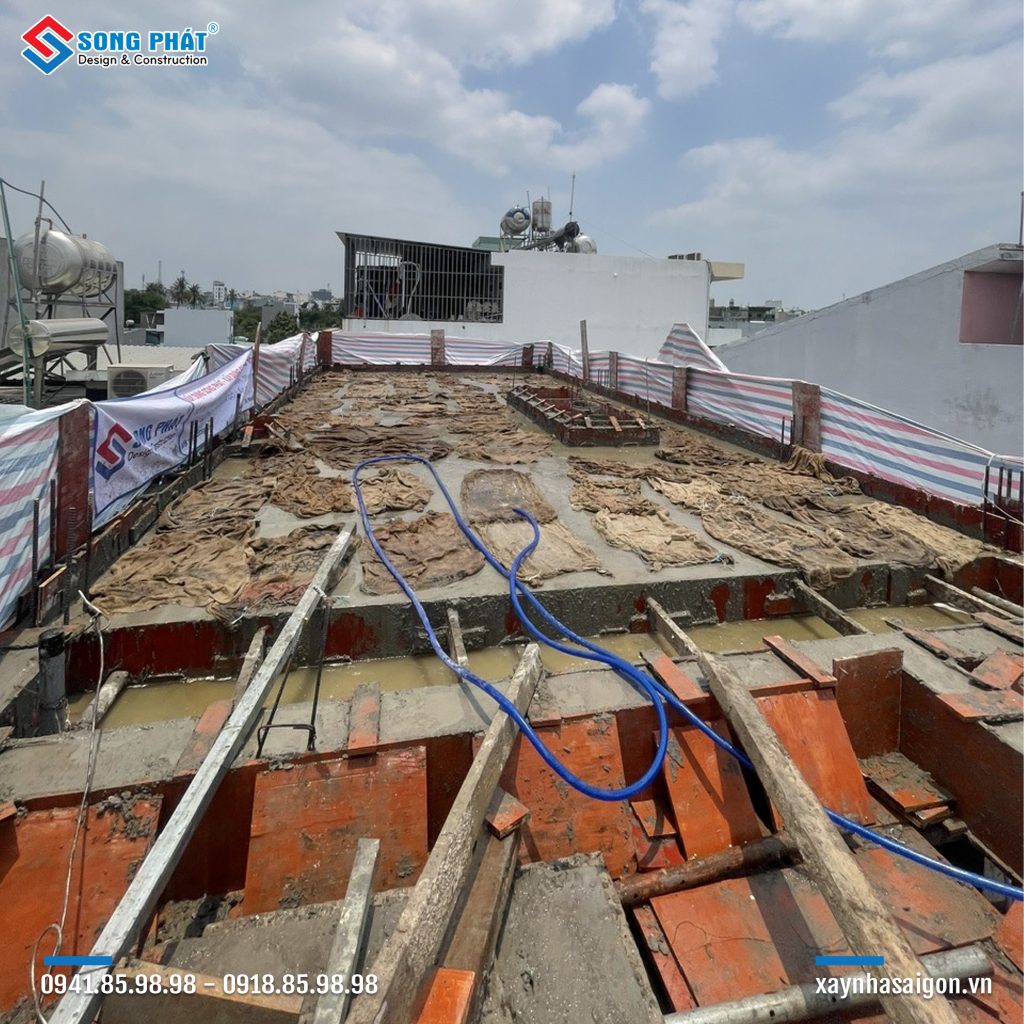 Bao che, tưới ẩm bảo dưỡng bê tông sàn