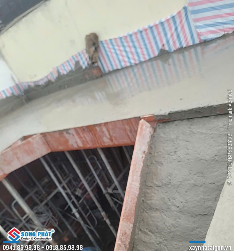 06/07 đổ bê tông sân thượng.