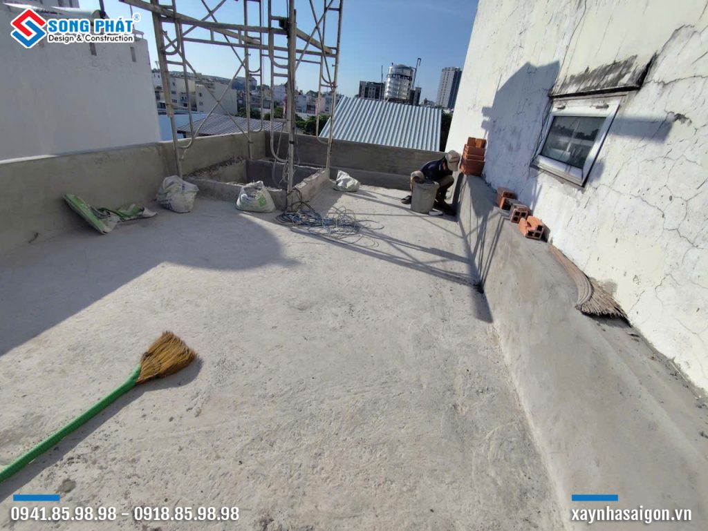 28/03 vệ sinh sàn sân thượng, chuẩn bị công tác chống thấm 