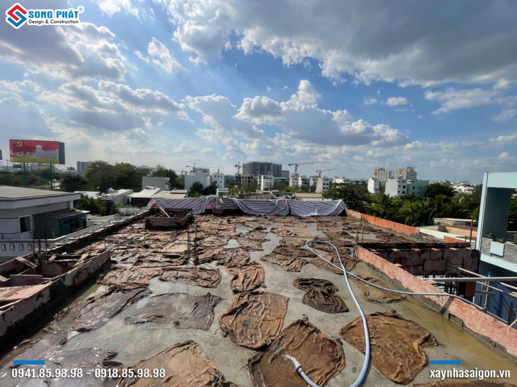 Bao che, tưới ẩm bảo dưỡng bê tông sàn 