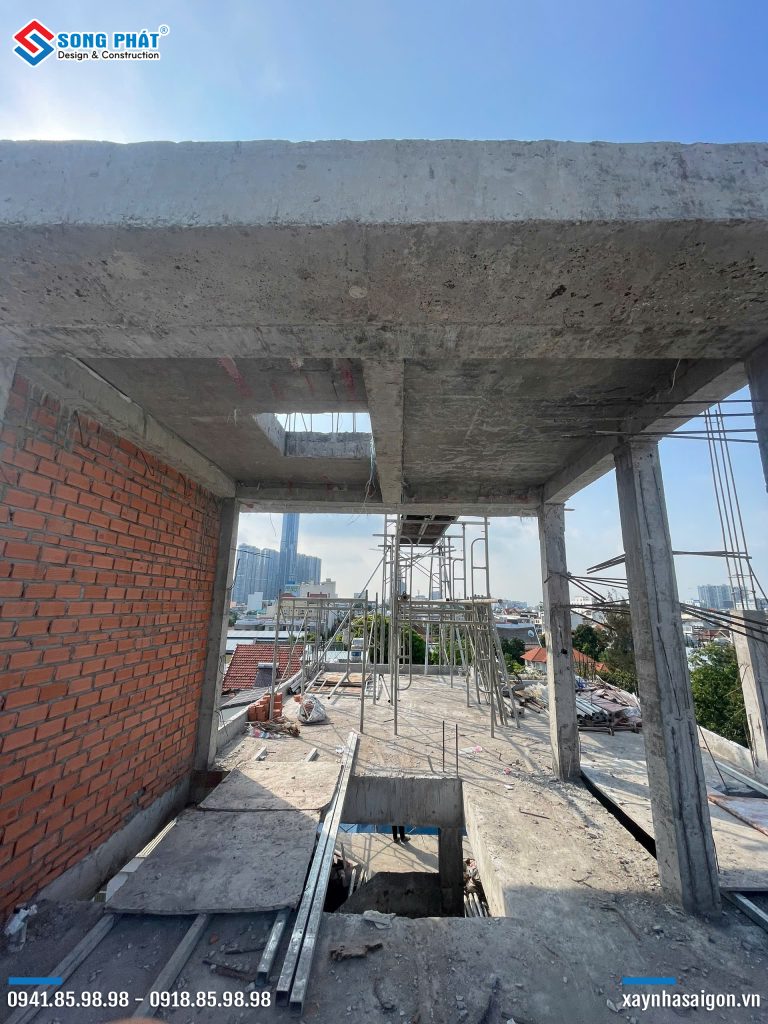 02/03 Công trình hoạt động trở lại sau tết với hạng mục tháo coffa sàn mái