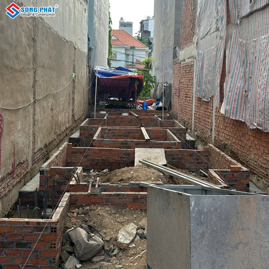 18/04 Tiến hành xây tô hầm tự hoại 