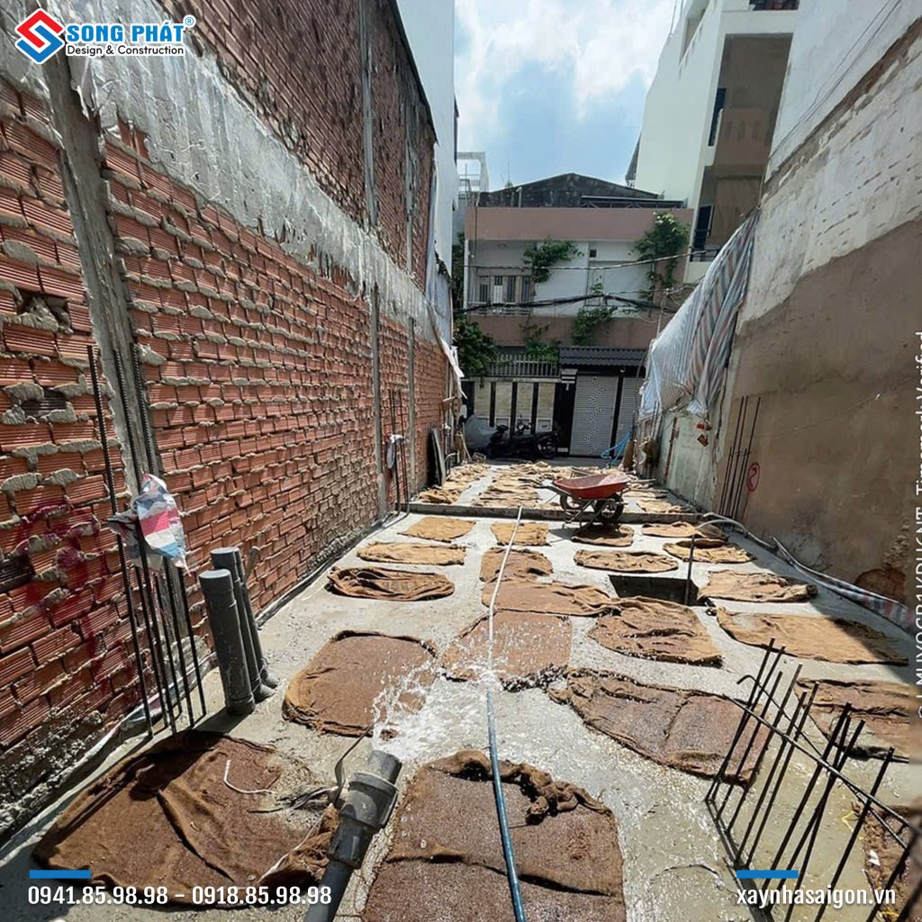 Bao che, tưới ẩm, bảo dưỡng bê tông sàn