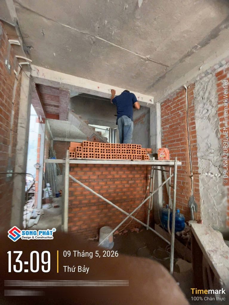 09/05 Xây tường ngăn cầu thang 