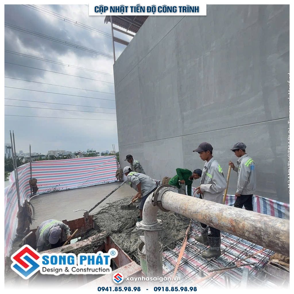 25/04 Tiến hành đổ bê tông sàn lầu 2