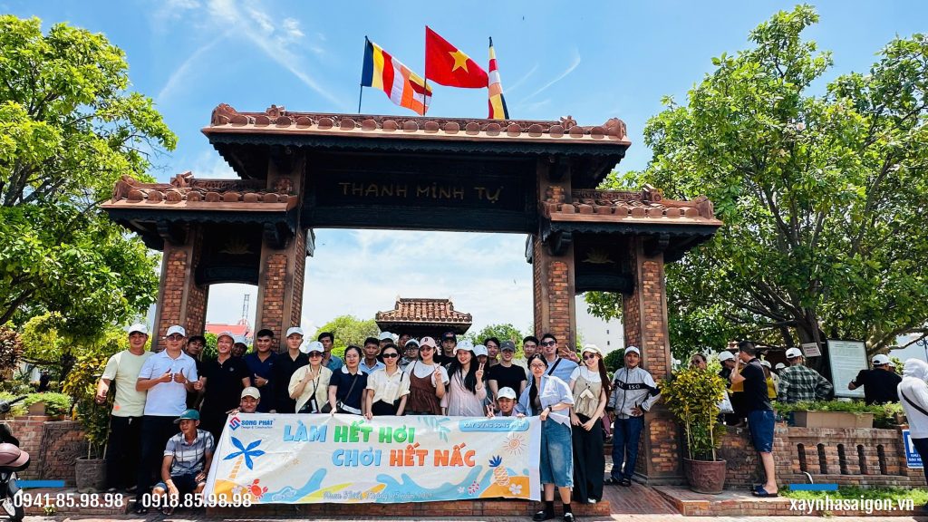Anh em đã có mặt tại địa điểm tham quan thứ 2 - Chùa Thanh Minh Tự