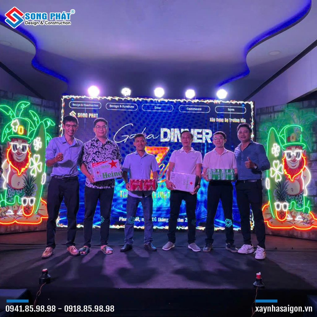 Đại diện các team lên nhận giải cho hoạt động Team Building
