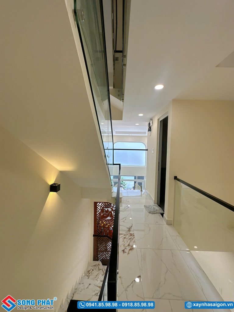Góc nhìn dọc hành lang lầu kết nối các không gian phòng trong nhà phố.