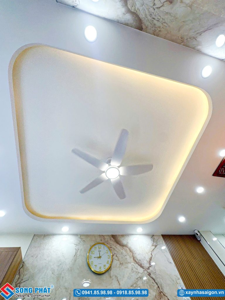 Thiết kế trần thạch cao giật cấp bo tròn tích hợp quạt trần hiện đại.