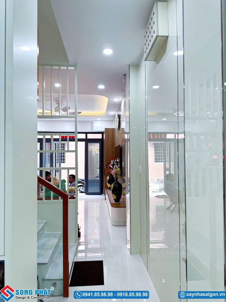 Hành lang lối đi từ phòng khách xuyên suốt ra khu vực phòng ăn.