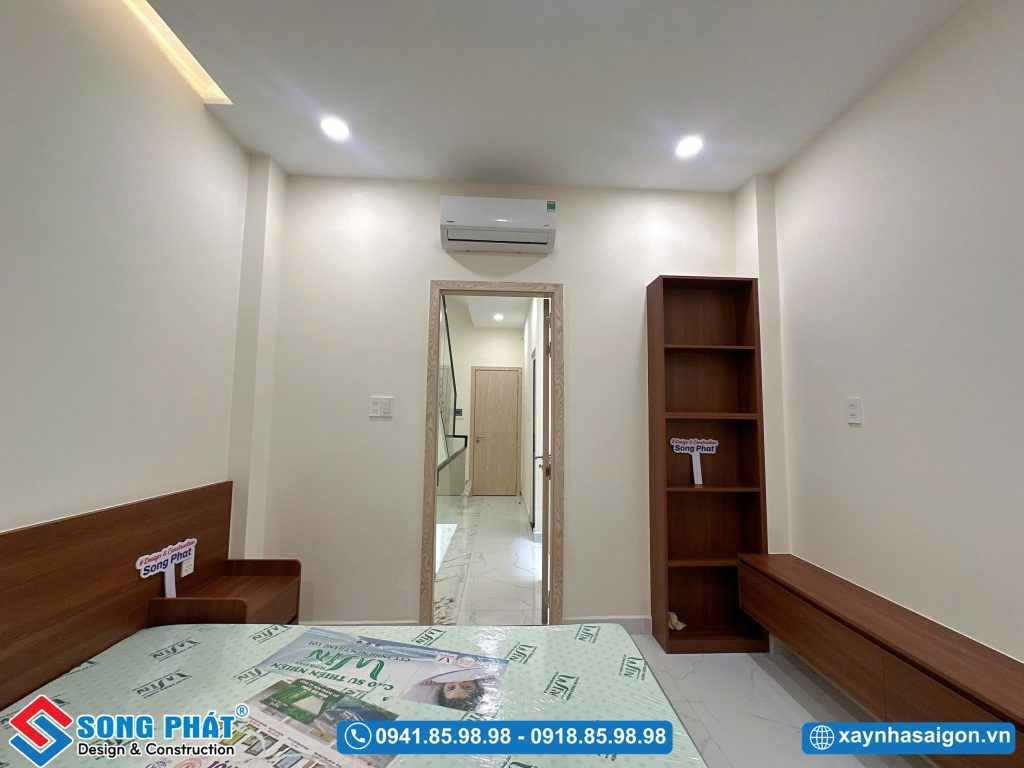 Không gian phòng ngủ thông thoáng nhìn từ phía giường ra khu vực cửa chính.