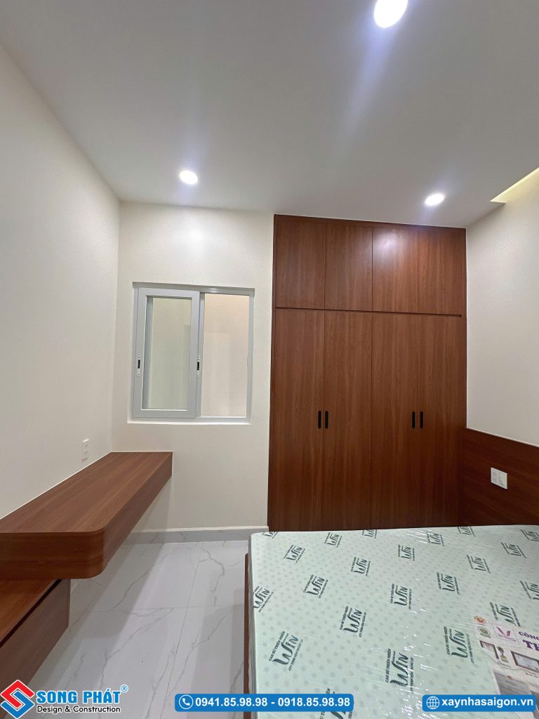 Góc bố trí bàn làm việc gắn tường nhỏ gọn ngay cạnh cửa sổ lấy sáng.