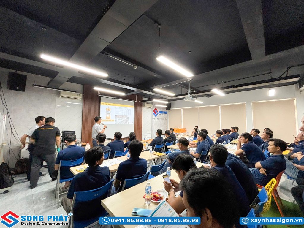 Đội ngũ kỹ thuật Song Phát tập trung nghiên cứu tài liệu kỹ thuật trong suốt buổi học.