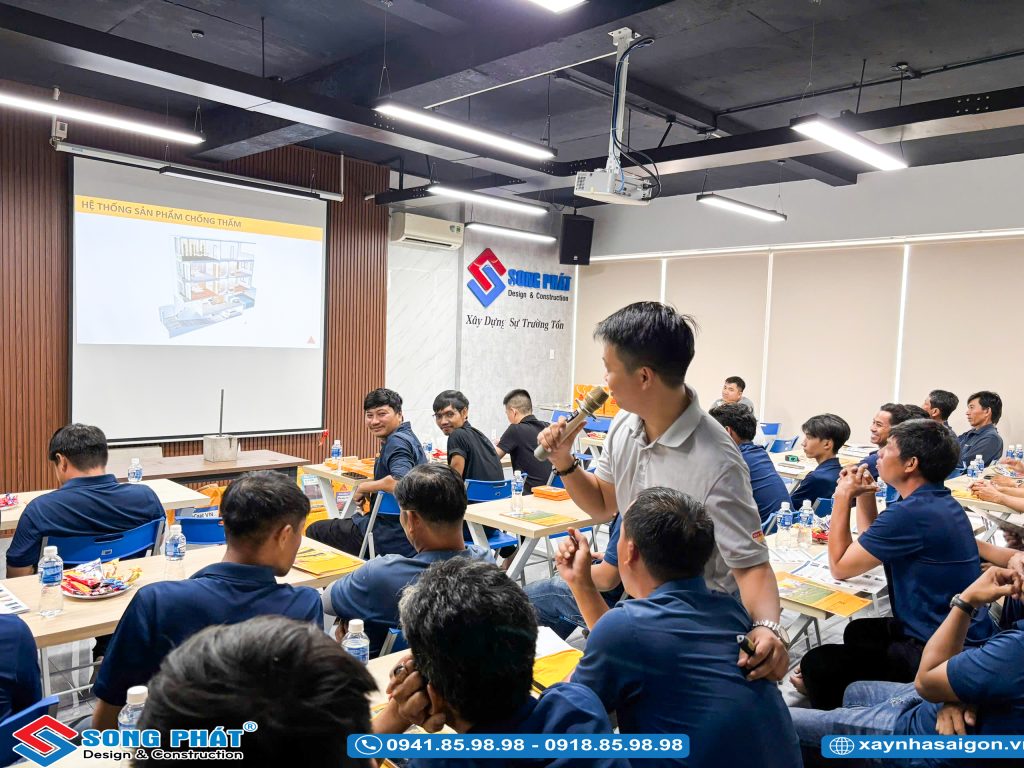 Anh em kỹ thuật Song Phát hăng hái đưa ra các câu hỏi thực tế tại công trường để cùng chuyên gia thảo luận.