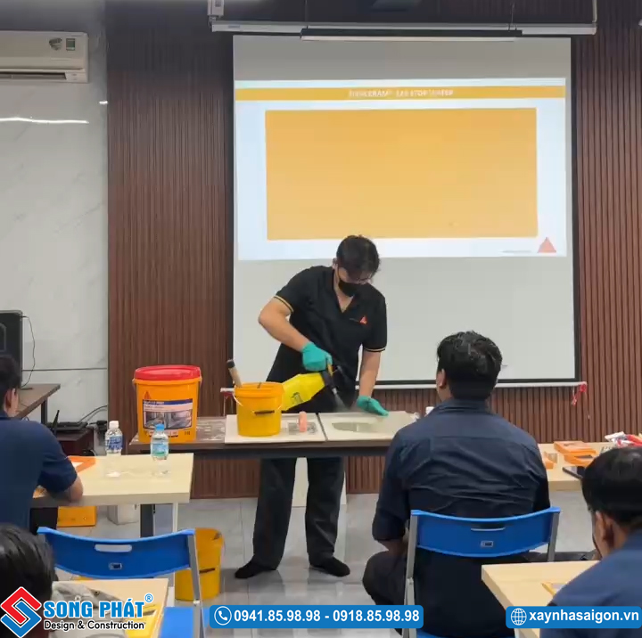 Chuyên gia Sika làm mẫu quy trình chống thấm.