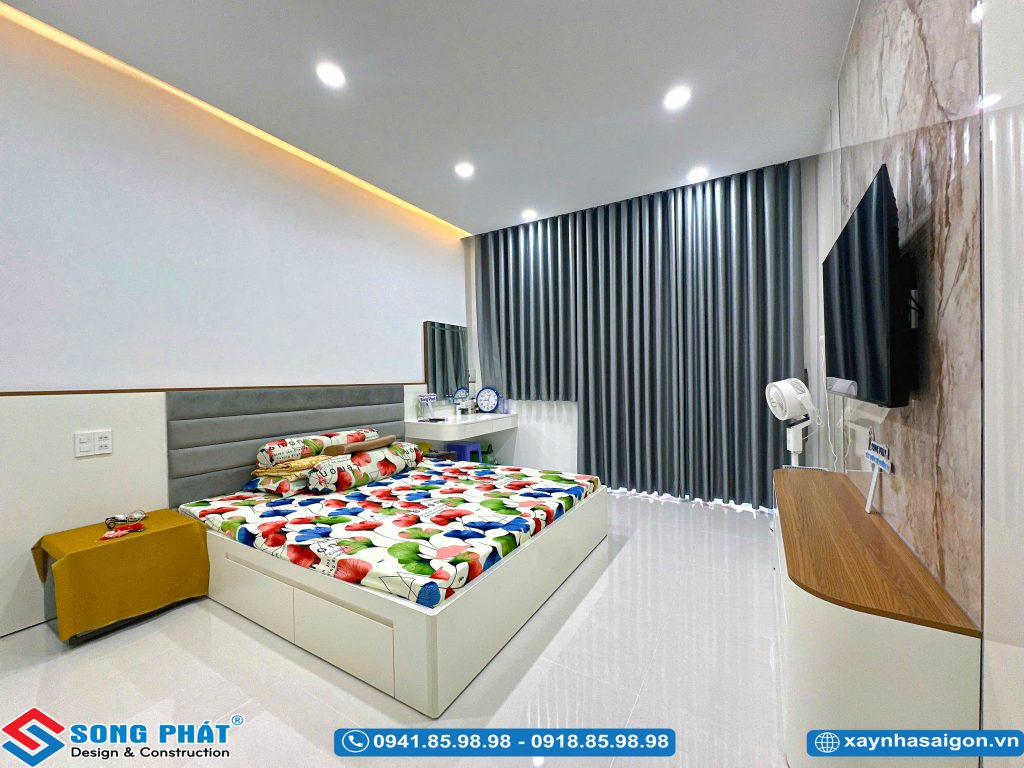 Góc nhìn tổng thể phòng ngủ rộng rãi, thoáng đãng.