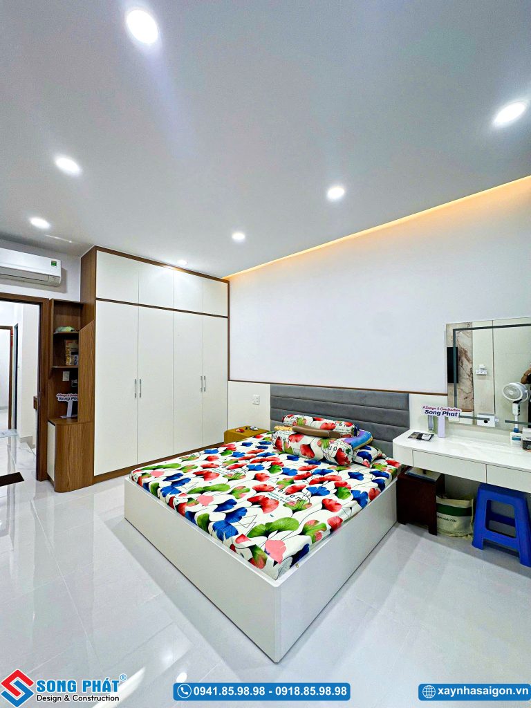 Hệ tủ quần áo lớn sát trần kết hợp bàn trang điểm tiện nghi.