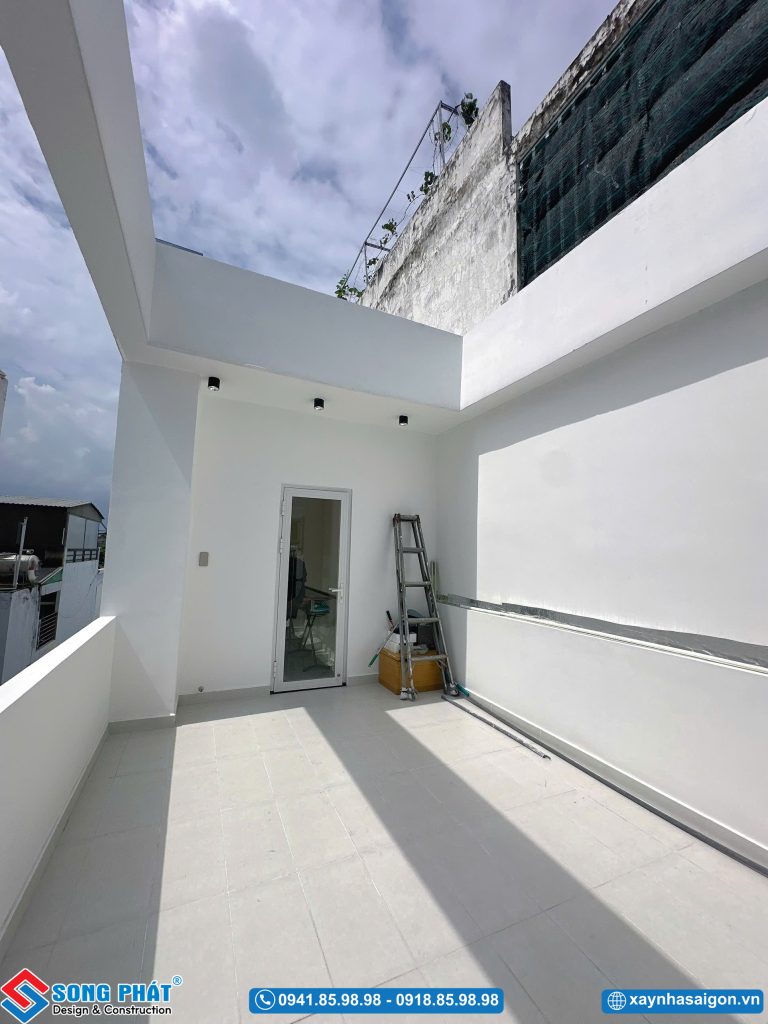 Góc sân thượng bố trí cửa ra vào tiện lợi và tường sơn trắng đồng bộ.