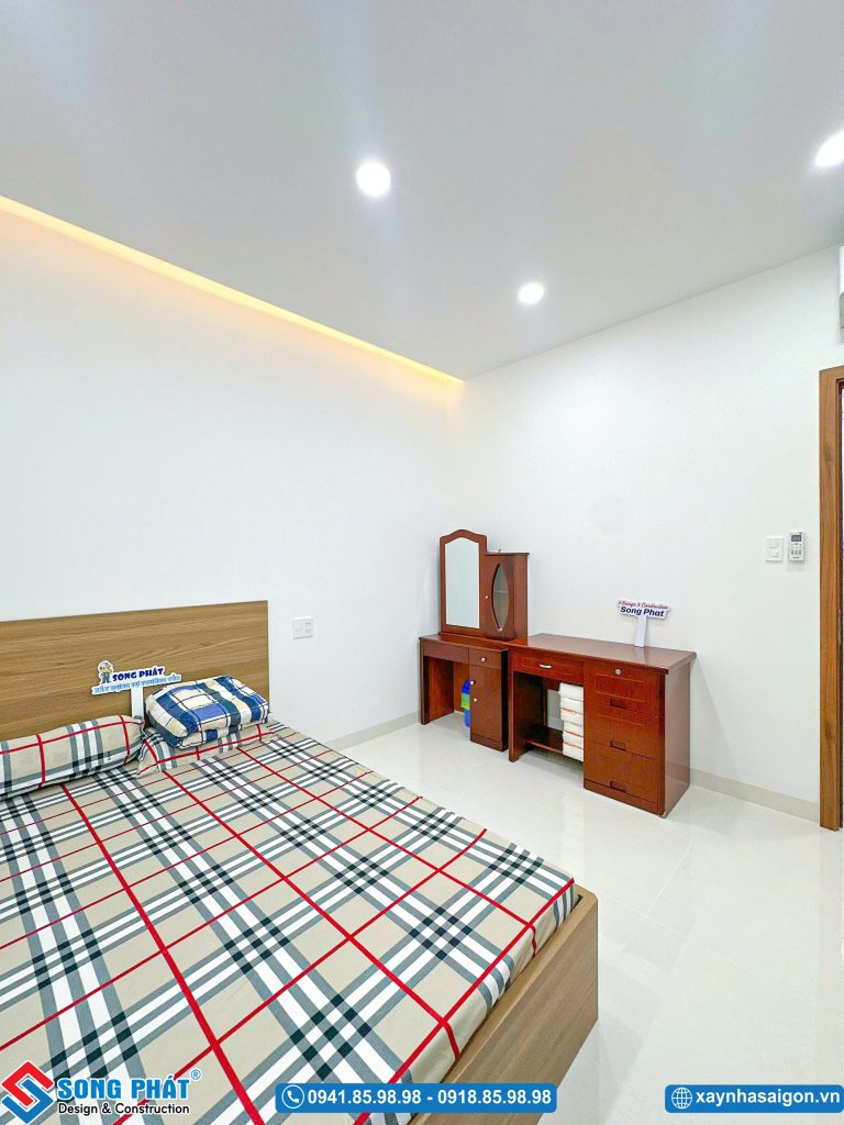 Góc phòng ngủ bố trí bàn trang điểm gỗ cổ điển gọn gàng.