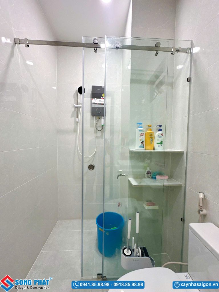 Cận cảnh khu vực buồng tắm vách kính ngăn khô thoáng trong phòng vệ sinh.