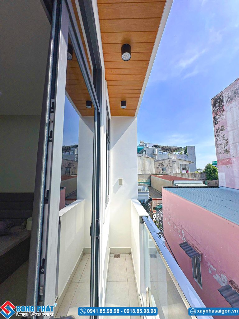 Khu vực ban công phòng ngủ lầu trên thoáng mát, trần ốp gỗ.