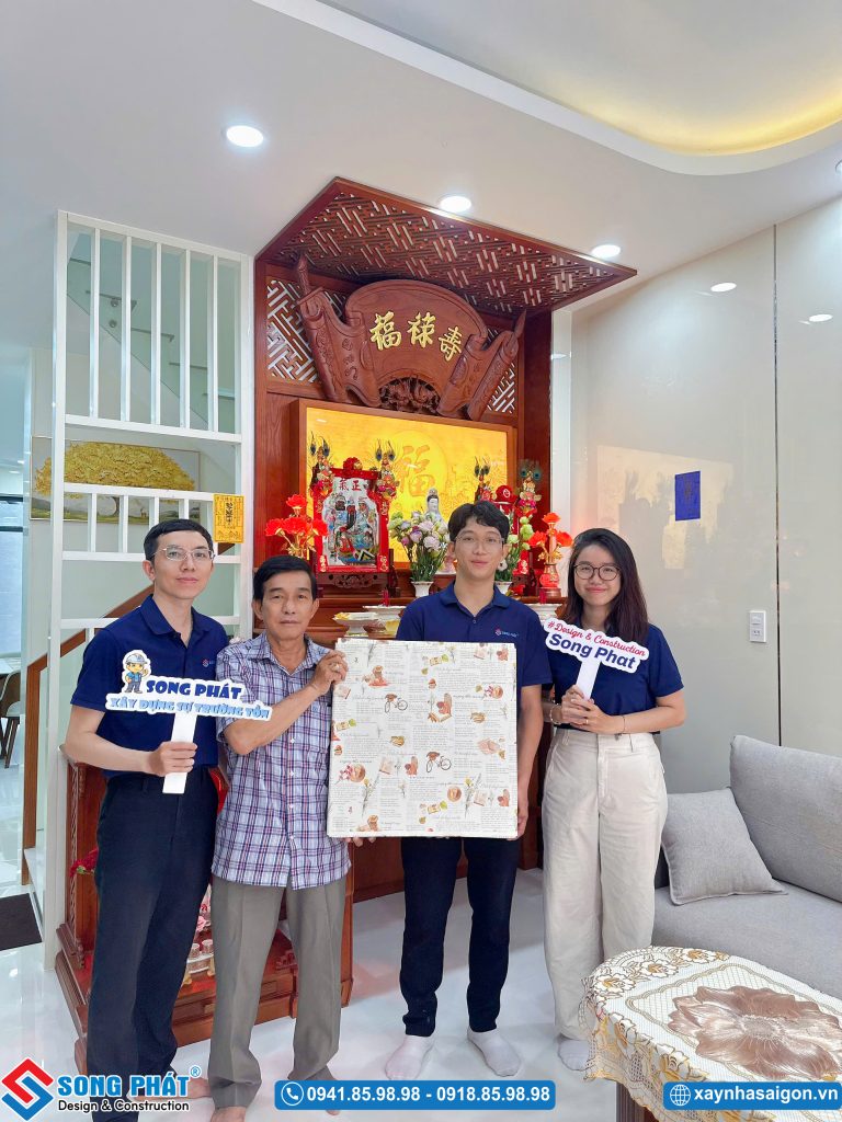 Đại diện công ty Song Phát trao quà bàn giao nhà cho gia chủ.