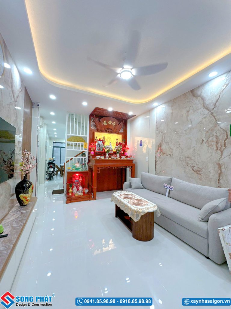 Toàn cảnh phòng khách hiện đại kết hợp không gian bàn thờ trang nghiêm.
