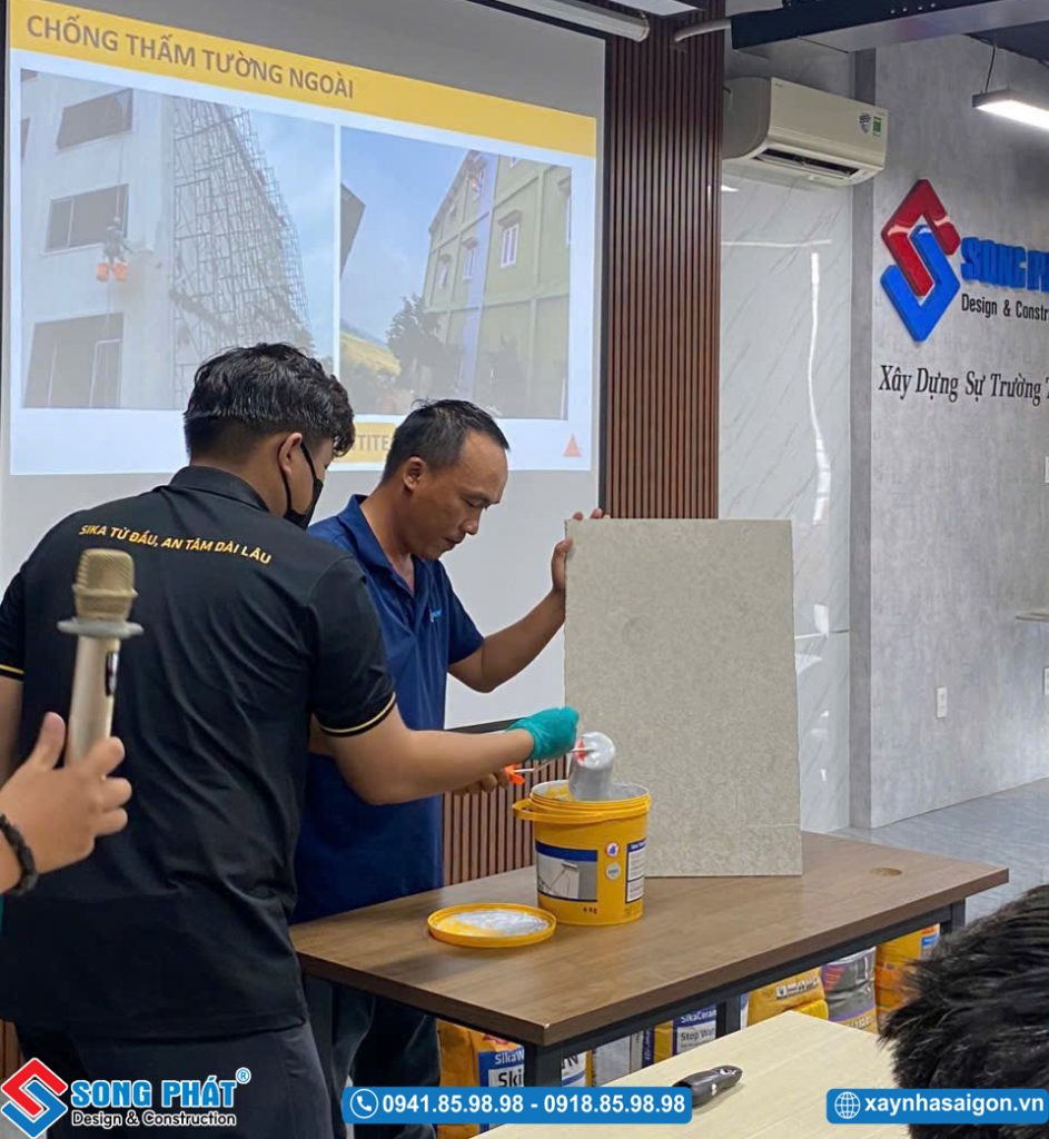 Kỹ sư Song Phát trực tiếp thực hành thao tác xử lý chống thấm.