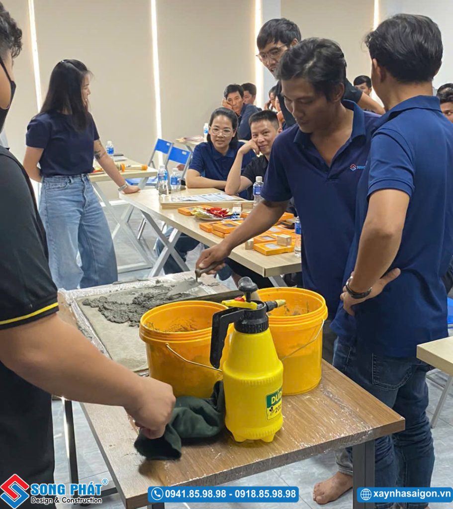 Kỹ sư Song Phát trực tiếp thực hành thao tác xử lý chống thấm.