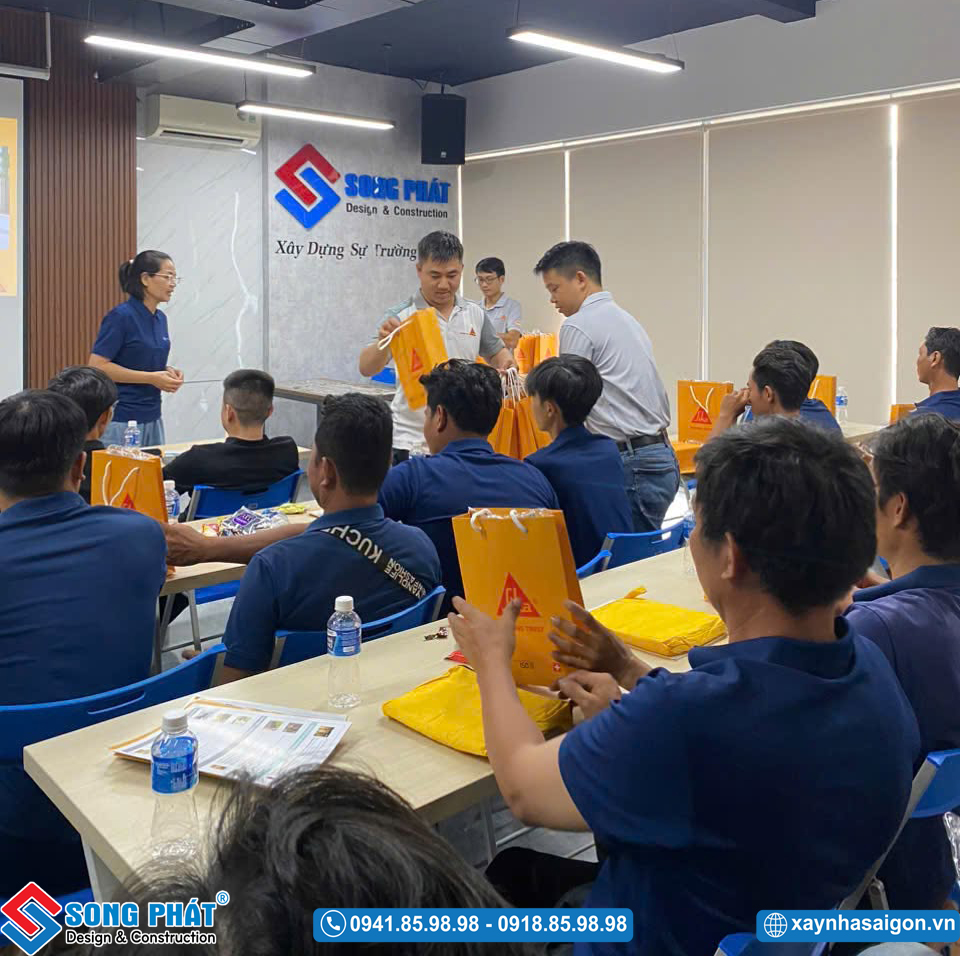 Đại diện Sika trao những món quà ý nghĩa tới anh em kỹ thuật Song Phát.