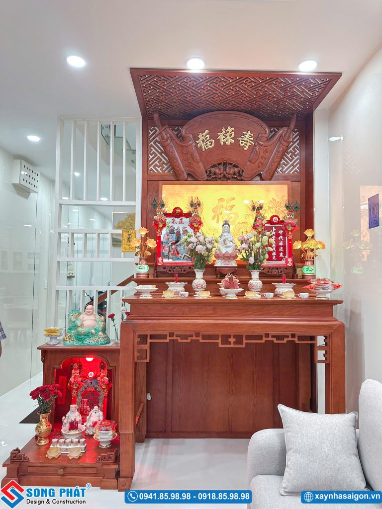 Cận cảnh khu vực bàn thờ.
